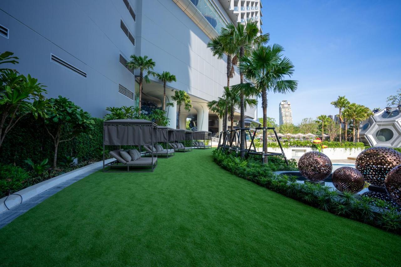 Grande Centre Point Space 芭達亞 外观 照片 Artificial grass at a condominium