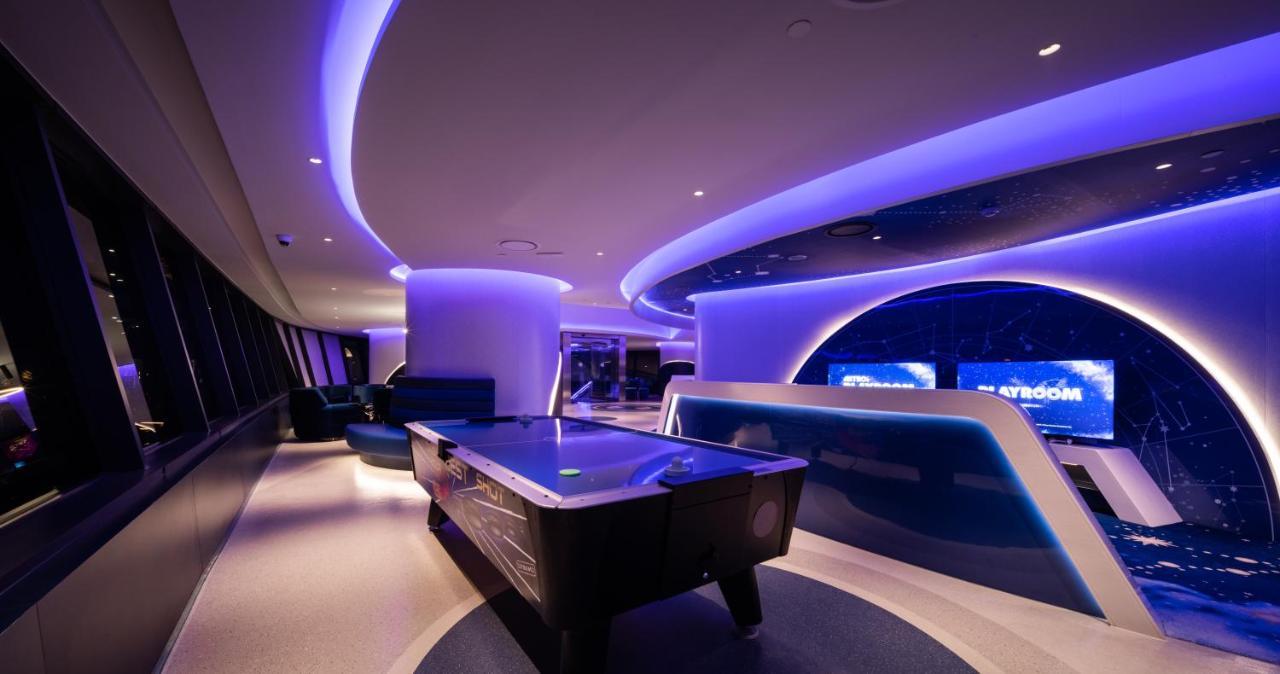Grande Centre Point Space 芭達亞 外观 照片 The Sky Sports studio at Sky Central, the company's headquarters in Isleworth, London