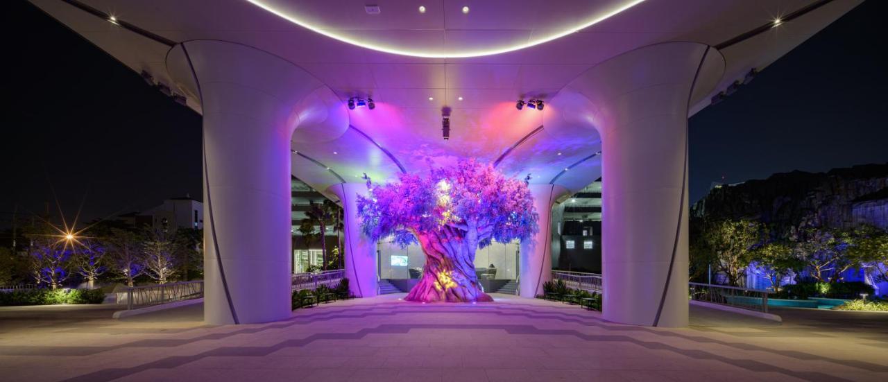 Grande Centre Point Space 芭達亞 外观 照片 The Tree of Life at the entrance of the hotel