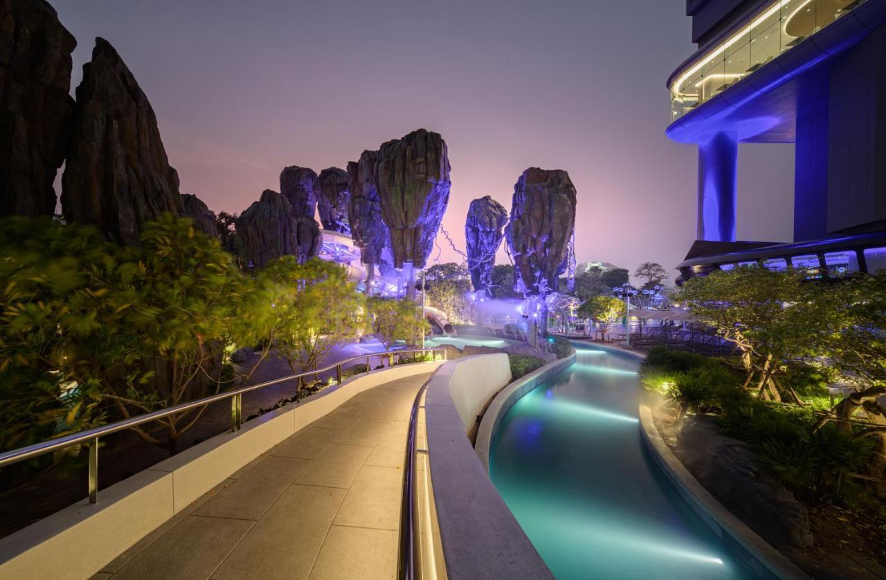 Grande Centre Point Space 芭達亞 外观 照片 The artificial river at Vinpearl Hotel Nha Trang