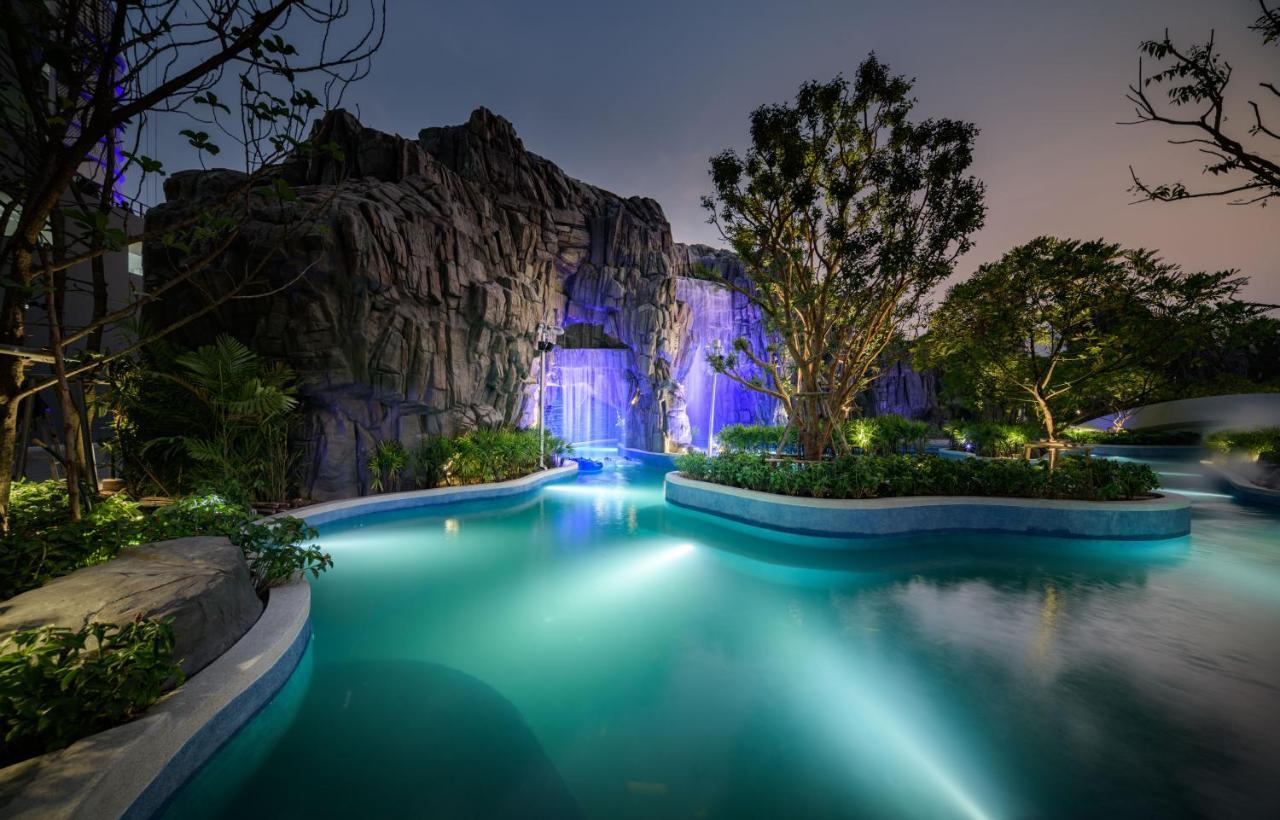Grande Centre Point Space 芭達亞 外观 照片 The artificial waterfall at the resort